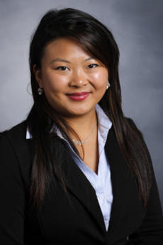 Elizabeth Nguyen Headshot